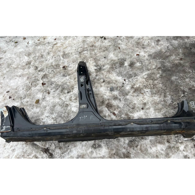 Порог правый со стойками Toyota Avensis T25 (2003-2009)