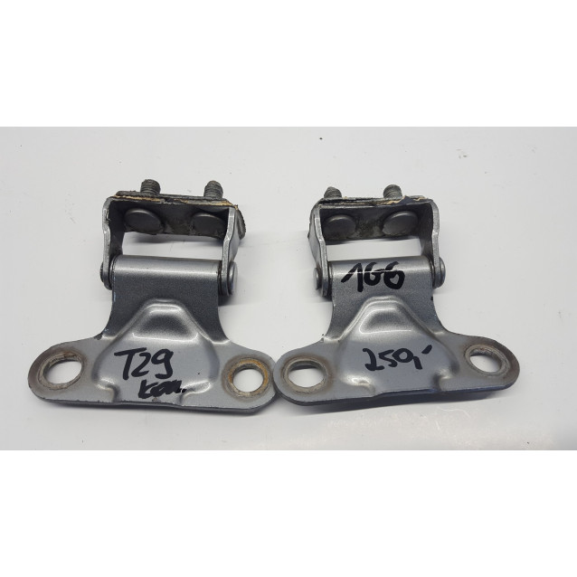 Петля багажника Toyota Avensis T25 (2003-2009) 6880105020