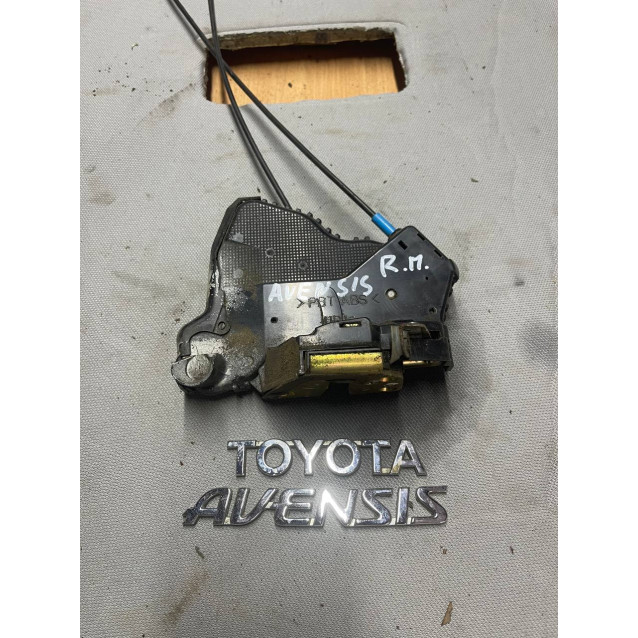 Замок двери передний правый Toyota Avensis T25 (2003-2009) 6903002161