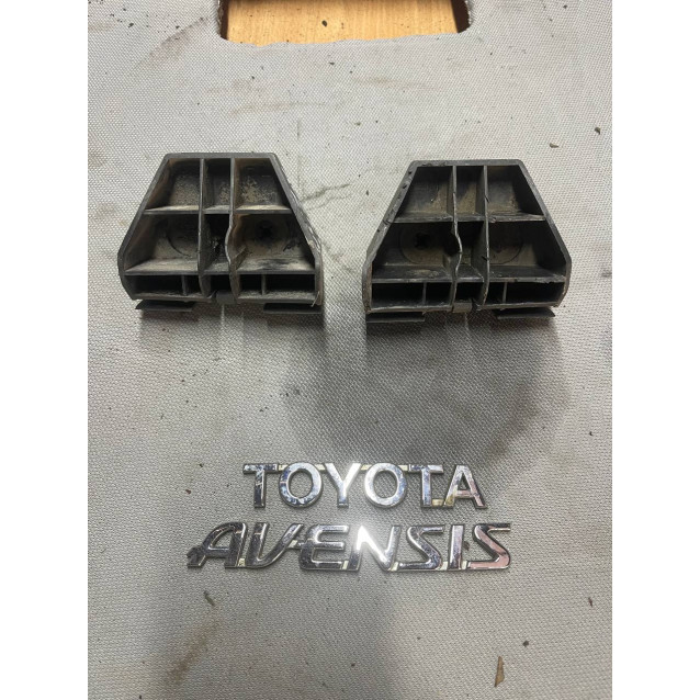 Кронштейн (направляющая) заднего бампера правый Toyota Avensis T25 (2003-2009) 5257505050