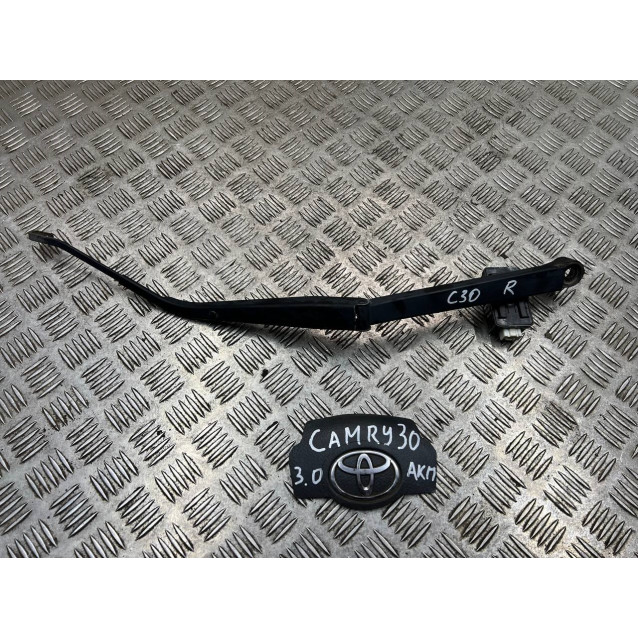 Держатель дворника правый Toyota Camry 30 (2001-2006) 8521133250