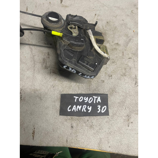 Замок двери задний левый Toyota Camry 30 (2001-2006) 6906033071