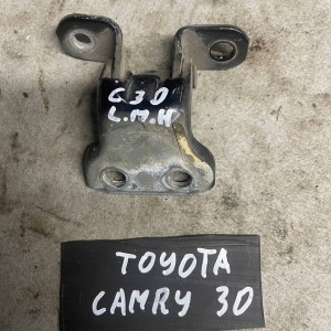 Петля двери передней левой низ Toyota Camry 30 (2001-2006) 6872033030