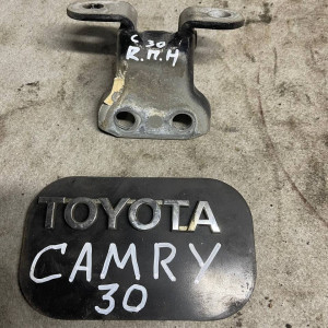 Петля двери передней правой низ Toyota Camry 30 (2001-2006) 6871033030