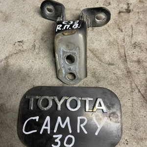 Петля двери передней правой верх Toyota Camry 30 (2001-2006) 6871033030