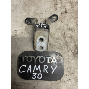 Петля двери задней правой низ Toyota Camry 30 (2001-2006) 6877033030