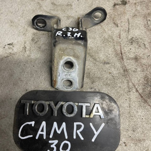 Петля двери задней правой низ Toyota Camry 30 (2001-2006) 6877033030