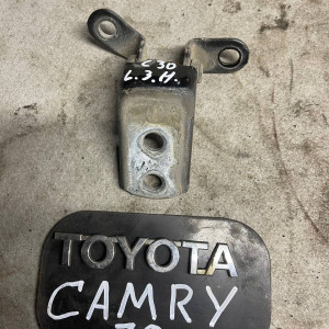 Петля двери задней левой низ Toyota Camry 30 (2001-2006) 6878033030