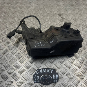 Блок предохранителей Toyota Camry 40 HV (2006-2011) 2,4 под капот 8274033010