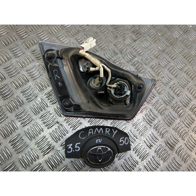 Фонарь внутренний правый Toyota Camry 50 (2011-2014) 8158133220
