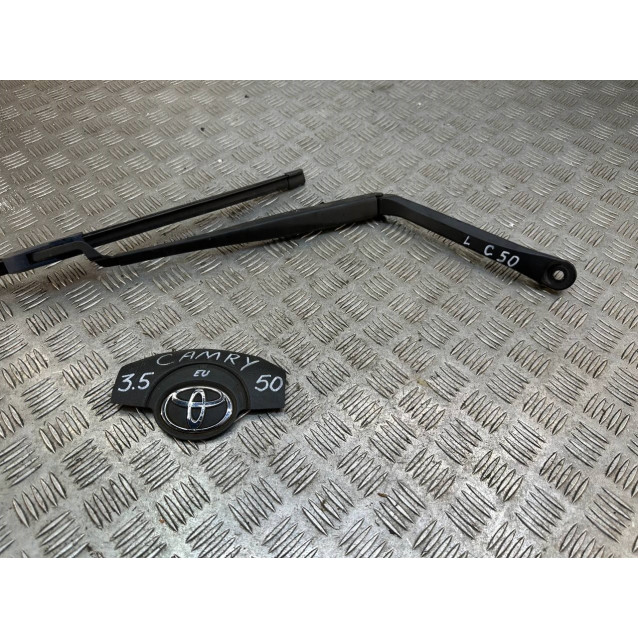 Держатель дворника левый Toyota Camry 50 (2011-2014) 8522133340