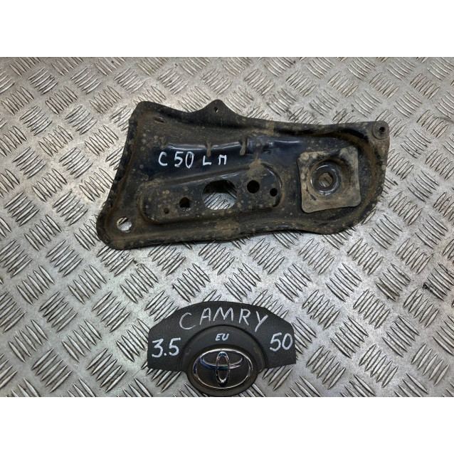 Кронштейн балки подрамника передний Toyota Camry 50 (11-14) 5103633050 *левый