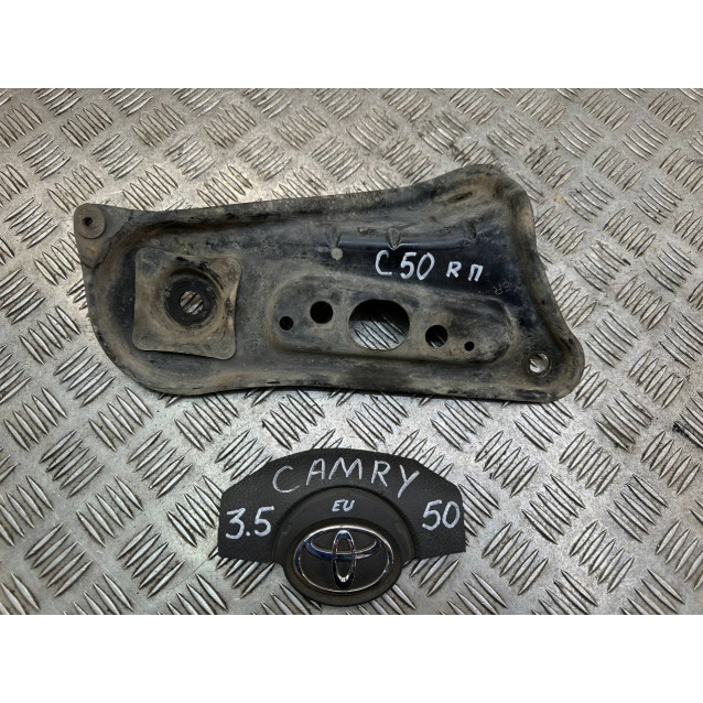 Кронштейн балки подрамника передний Toyota Camry 50 (2011-2014) 5103533030 *правый