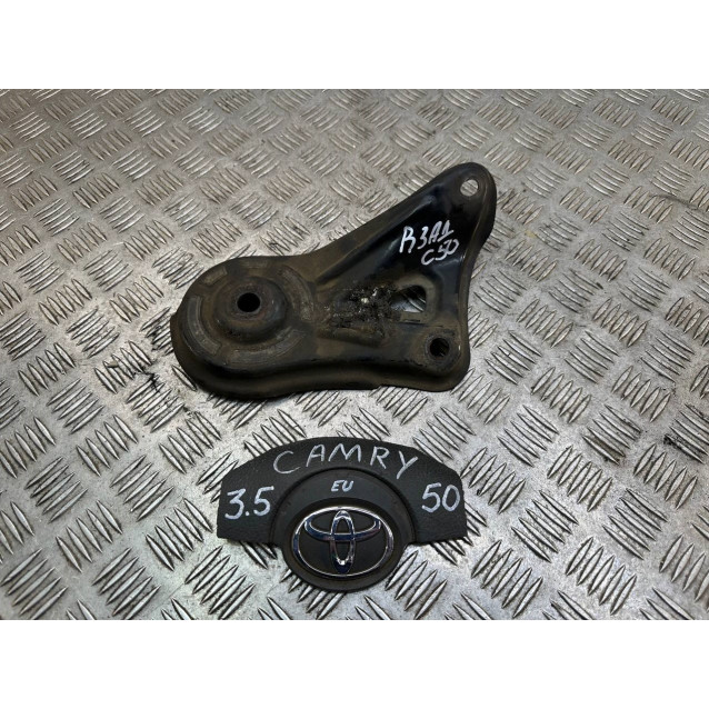 Кронштейн подрамника задний Toyota Camry 50 (11-14) 5102333060 правый