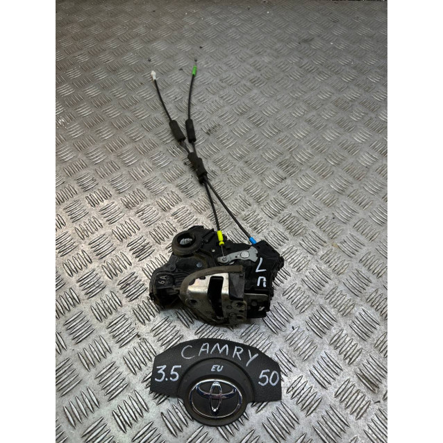 Замок двери передний левый Toyota Camry 50 (2011-2014) 6904042241