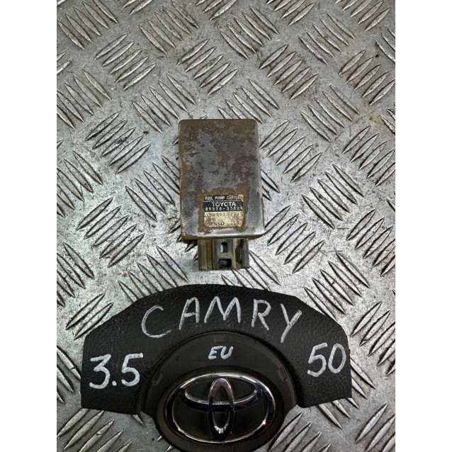 Блок управления бензонасосом Toyota Camry 50 (2011-2014) 8957033020
