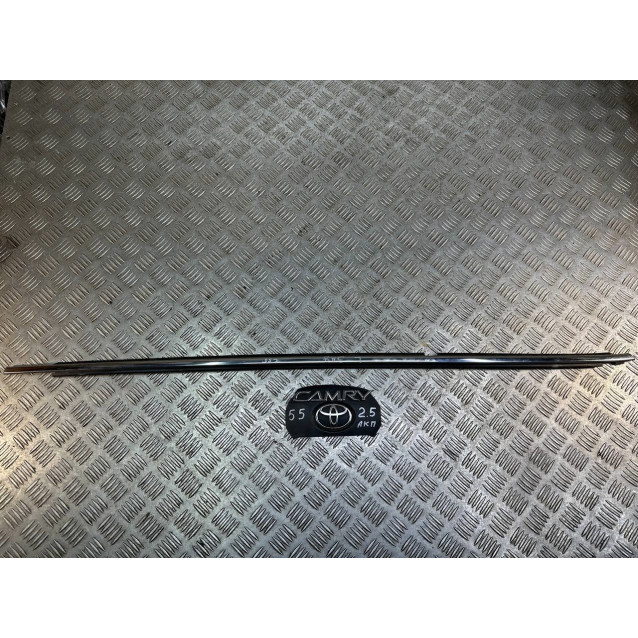 Молдинг стекла двери задний левый Toyota Camry 55 (2015-2018) 7574006160