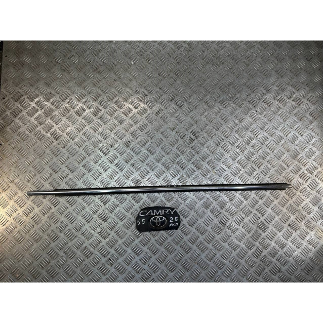 Молдинг стекла двери передний правый Toyota Camry 55 (2015-2018) 7571006180