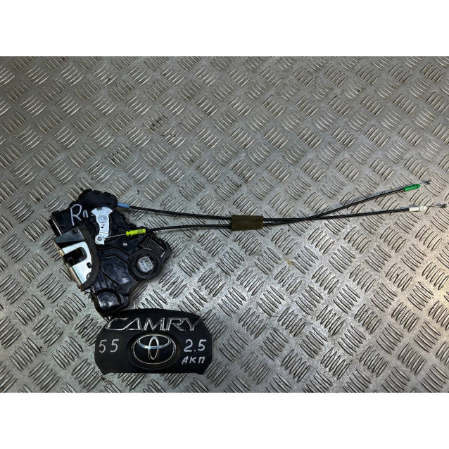 Замок двери передний правый Toyota Camry 55 (2015-2018) 690300C050