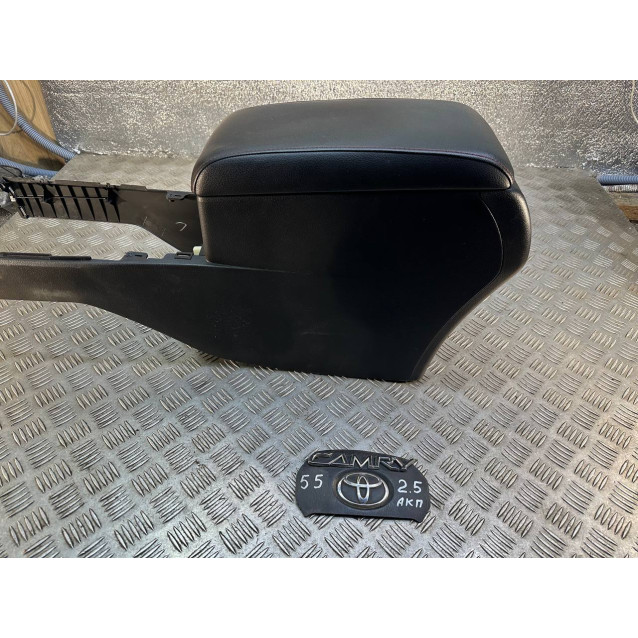 Подлокотник с крышкой Toyota Camry 55 (2015-2018) 5891006180C0 5892006021C1