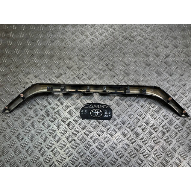 Панель накладка багажника подсветки номера Toyota Camry 55 (2015-2018) 	7680106A60