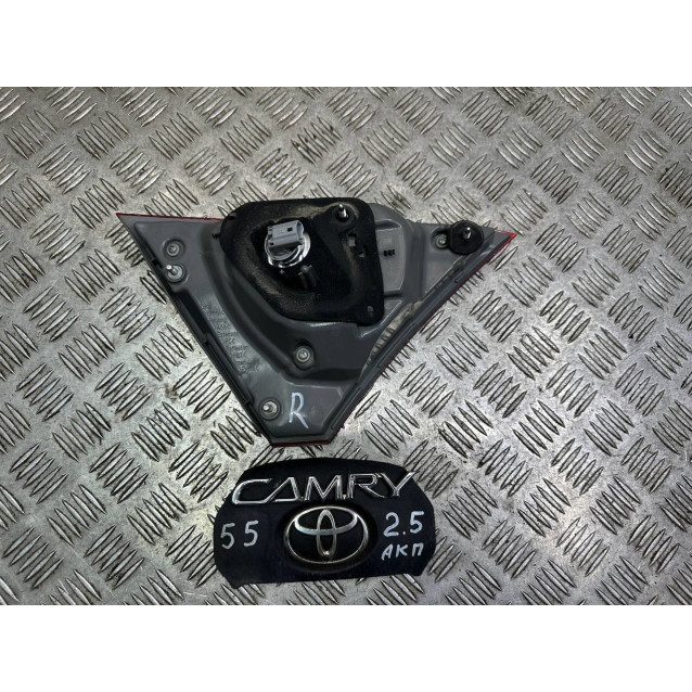 Фонарь правый внутренний Toyota Camry 55 (2015-2018) 8158006410