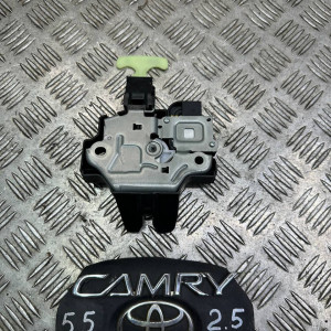 Замок крышки багажника Toyota Camry 55 (2015-2018) 6460006041