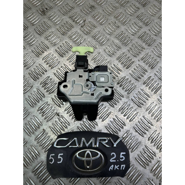 Замок крышки багажника Toyota Camry 55 (2015-2018) 6460006041