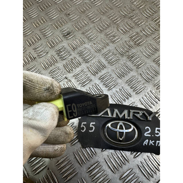 Датчик удара боковой Toyota Camry 55 (2015-2018) 8983106070 8983106060