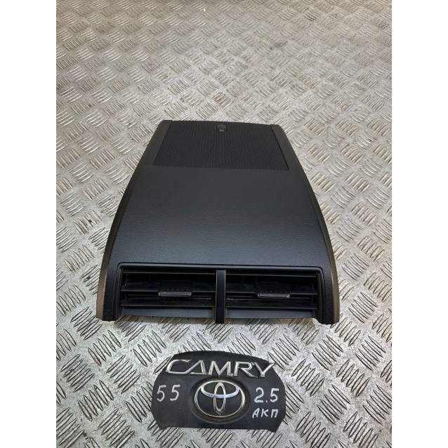 Накладка дефлектор торпедо центральный Toyota Camry 55 (2015-2018) 5551006030