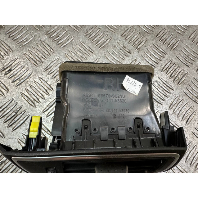 Дефлектор торпедо Toyota Camry 55 (2015-2018) 5567006210 правый