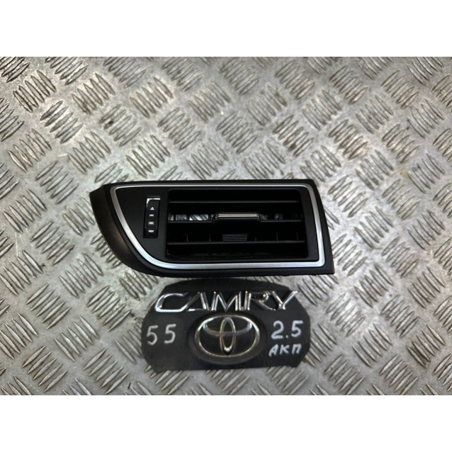 Дефлектор торпедо Toyota Camry 55 (2015-2018) 5567006210 правый