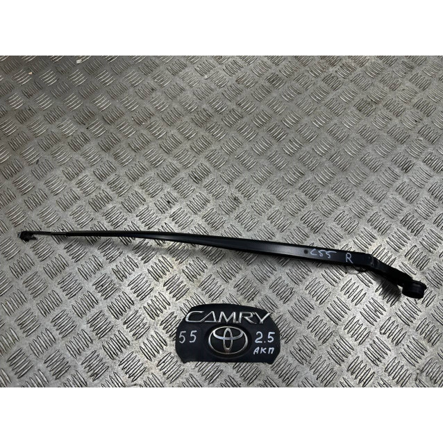 Держатель дворника правый Toyota Camry 55 (2015-2018) 8521106110