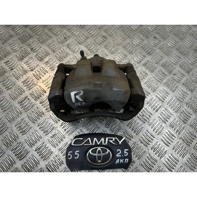 Супорт передній правий Toyota Camry 55 (2015-2018) 4773007071