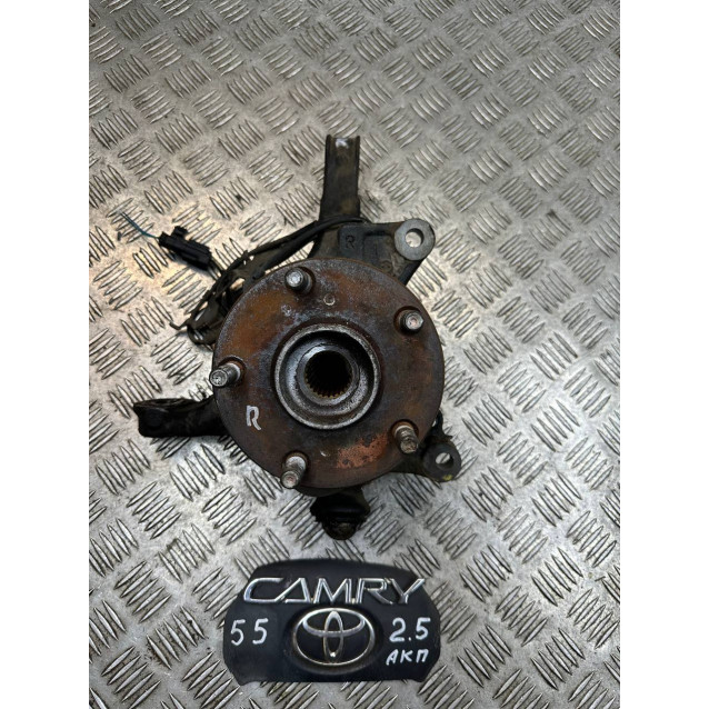 Кулак поворотный правый (цапфа) Toyota Camry 55 (2015-2018) 4321206240