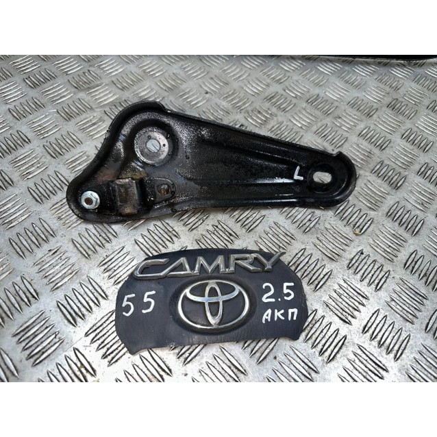 Кронштейн заднего подрамника левый Toyota Camry 55 (2015-2018) 5220406041