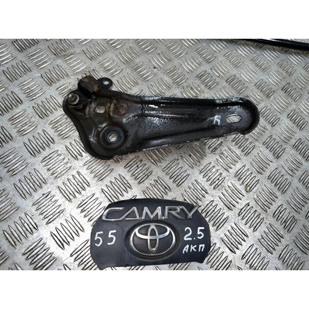 Кронштейн заднего подрамника правый Toyota Camry 55 (2015-2018) 5220306041
