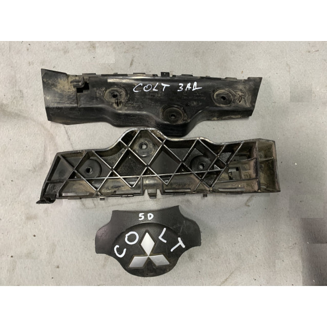 Кронштейн (направляющая) заднего бампера правый Mitsubishi Colt (Z30)(2004-2008) MN105272