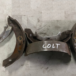 Колодки ручника тормозные Mitsubishi Colt Z30 (2004-2008) 1,3 МКПП 4600A016