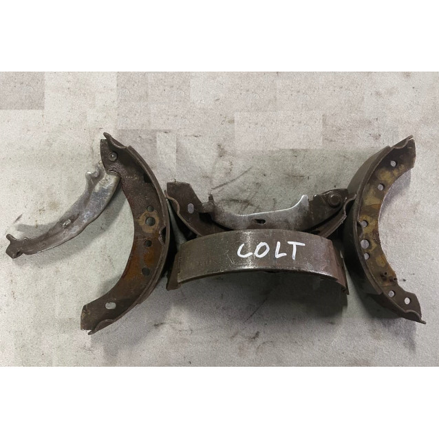 Колодки ручника тормозные Mitsubishi Colt Z30 (2004-2008) 1,3 МКПП 4600A016