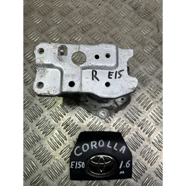Кронштейн усилителя заднего бампера правый Toyota Auris Corolla E15 (2006-2012) 5201502050