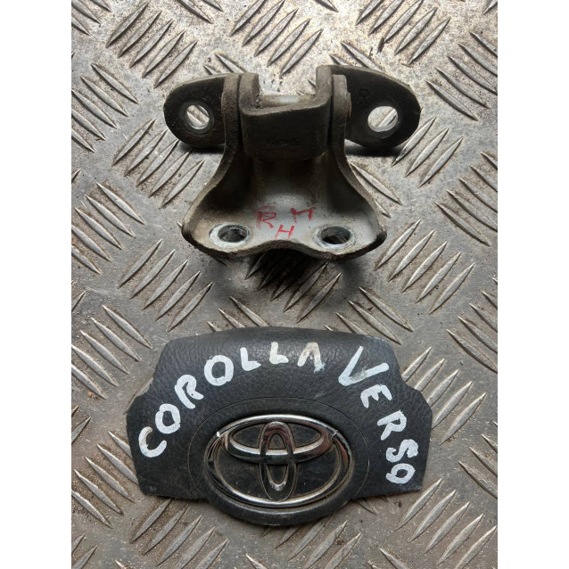 Петля двери  передней правой низ Toyota Corolla Verso (2004-2009) 687300F010