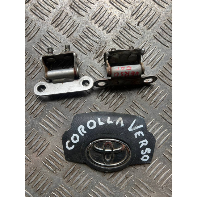 Петля багажника Toyota Corolla Verso (2004-2009) 6881002020