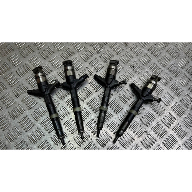 Форсунка топливная Toyota Avensis T25 (2003-2009) 236700G010