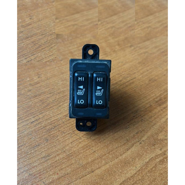Кнопка подогрева сидений Mitsubishi Grandis (2004-2010) MB803872