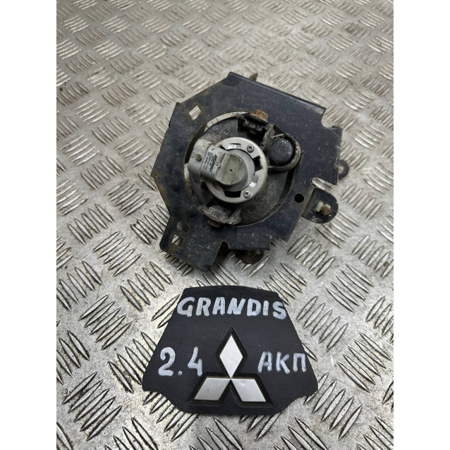 Фара противотуманная левая Mitsubishi Grandis (2004-2010) MN161102