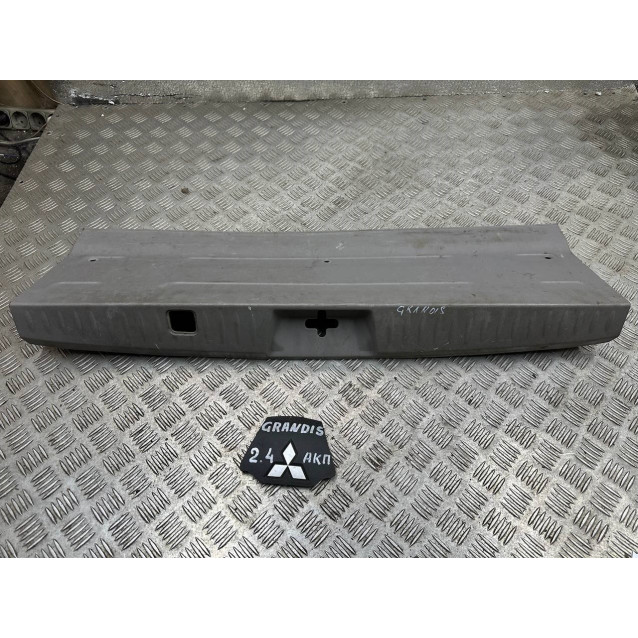 Накладка замка багажника пластик Mitsubishi Grandis (2004-2010) MR576079