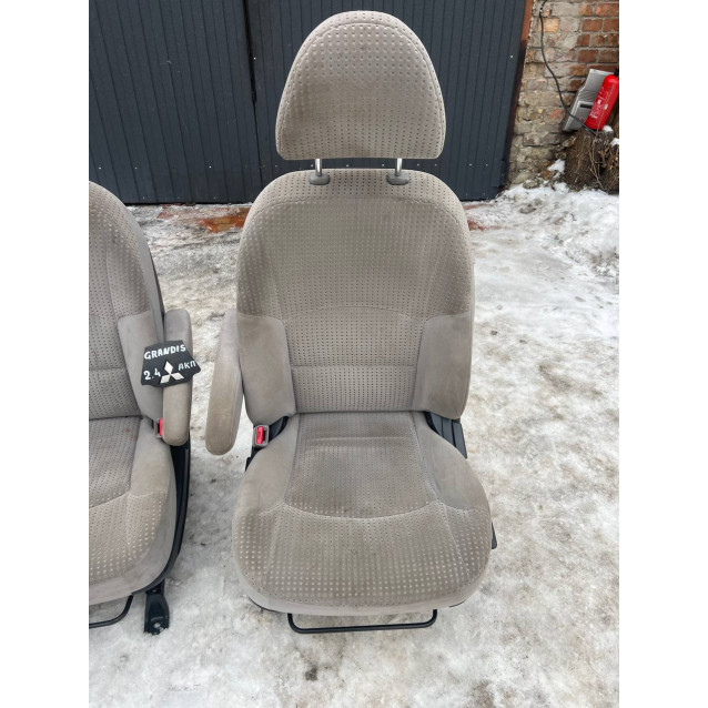 Сиденья Mitsubishi Grandis (04-10)