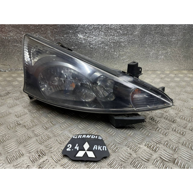 Фара правая Mitsubishi Grandis (2004-2010) 8301A574 *дефект