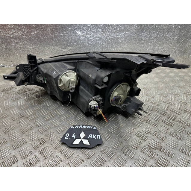 Фара правая Mitsubishi Grandis (2004-2010) 8301A574 *дефект